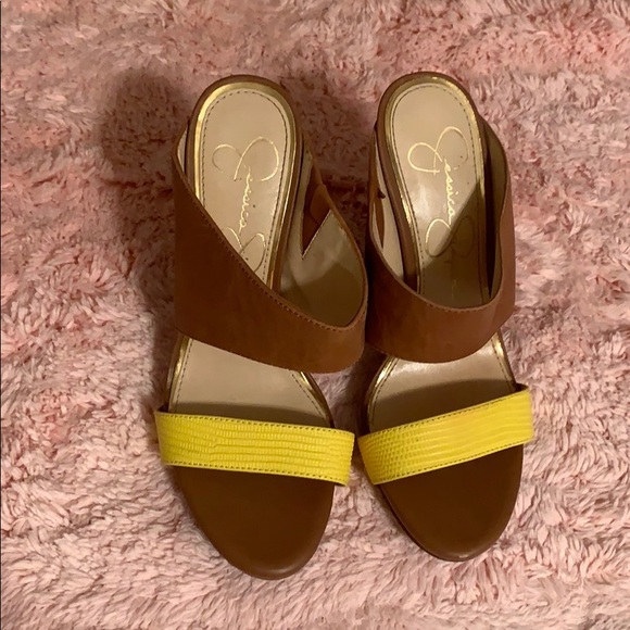Jessica Simpson Tan Mules & Yellow Strap size 6.5 - Picture 2 of 4
